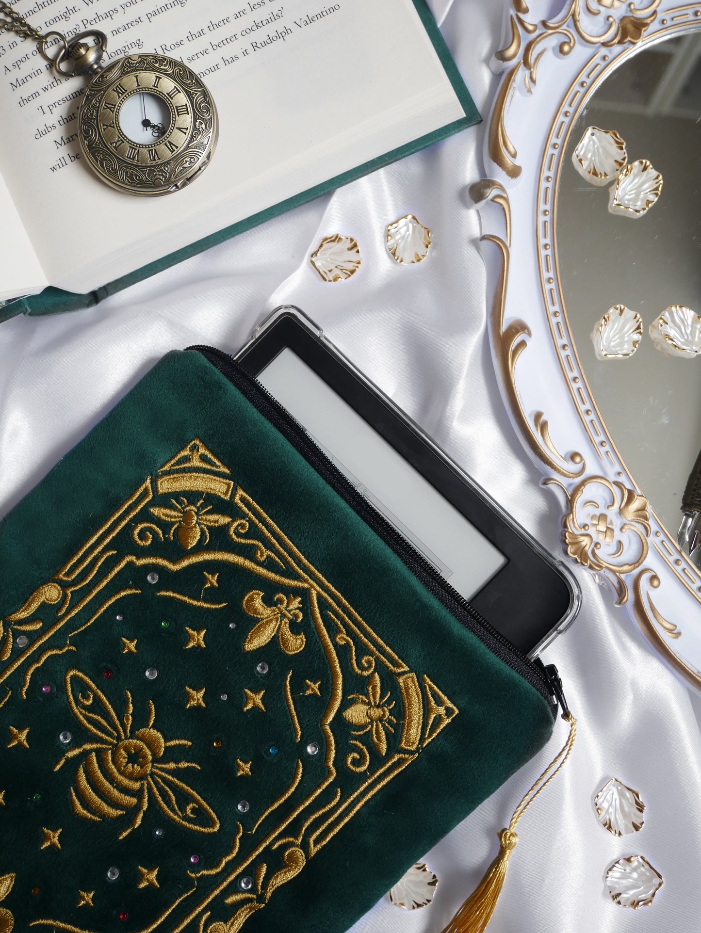 The Royal Trove Green - E-Reader & Kindle Sleeve